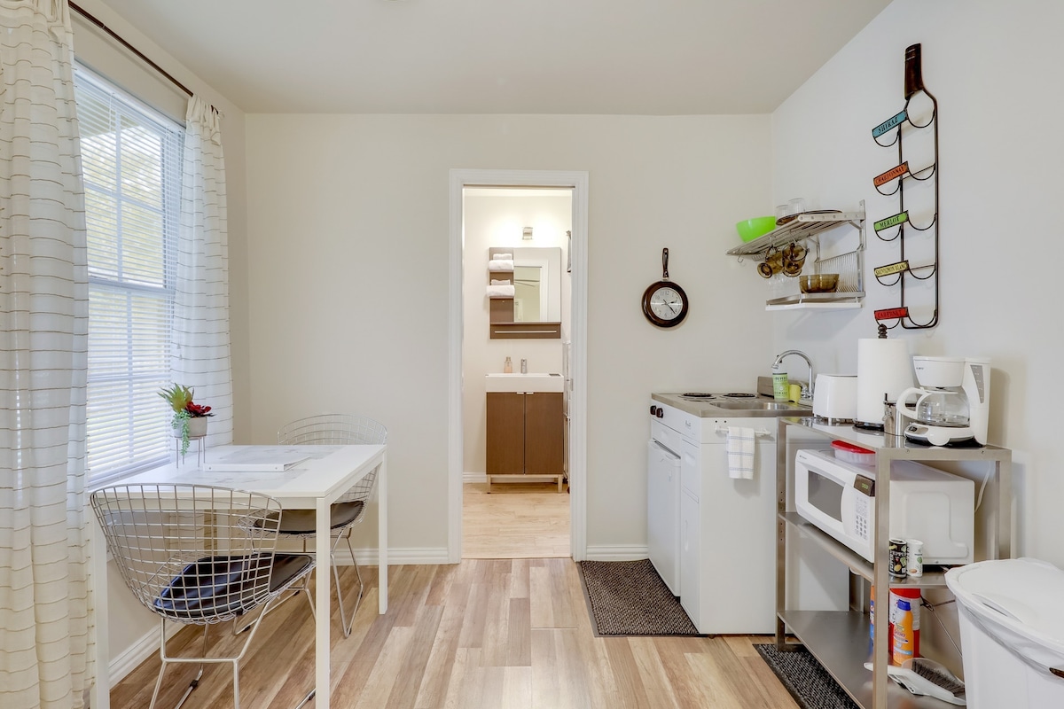 ★Quiet, Private, South Congress Cottage ★3★