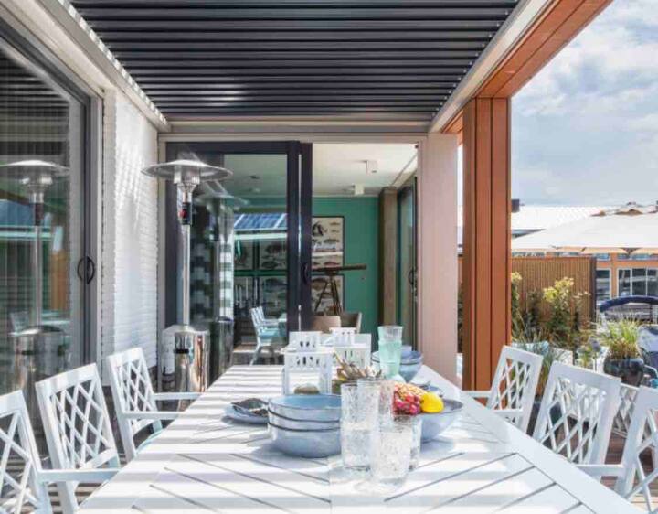 Luxury villa directly on the Loosdrechtse lakes!