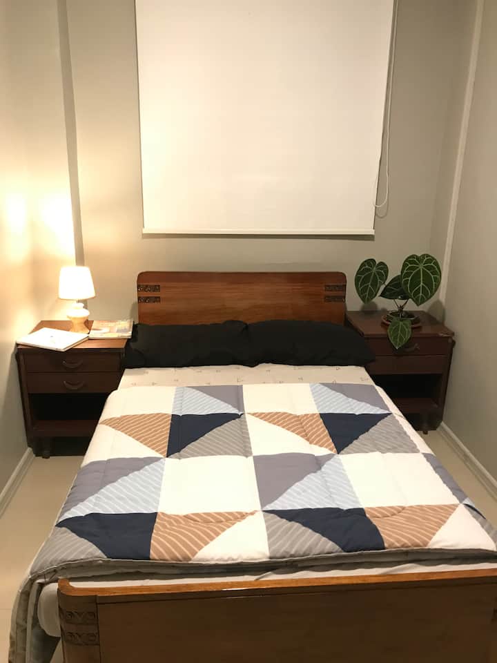 سرير مزدوج عتيق كبير