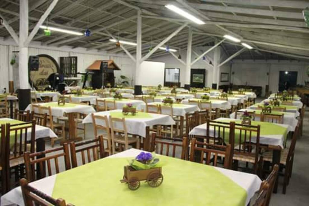 Salão com capacidade para 250 pessoas.