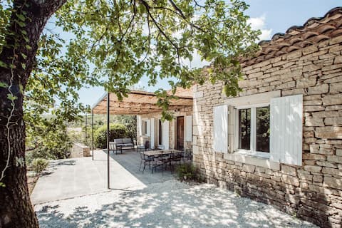 Popular Airbnb listing: Villa LEPIDUS, for a quiet stay in Gordes in Gordes