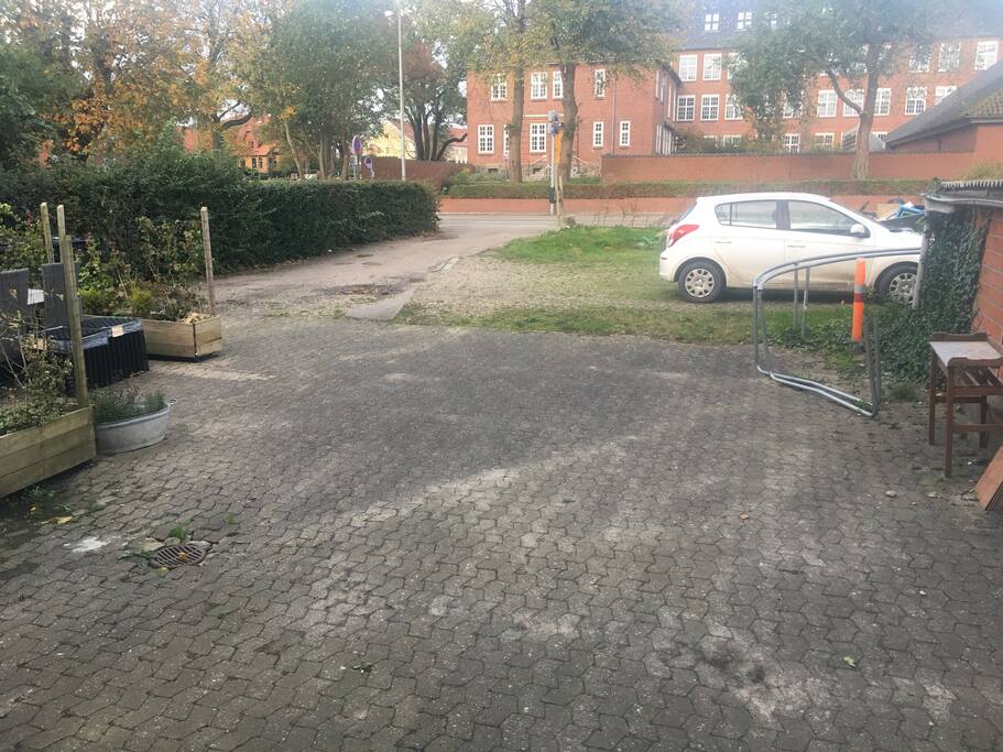 Parkeringsplads foran boligen.