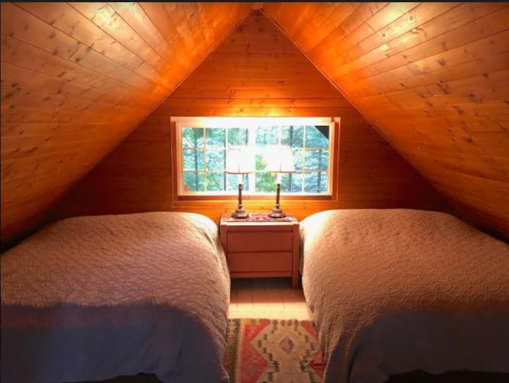 شقة علوية: سريران كبيران