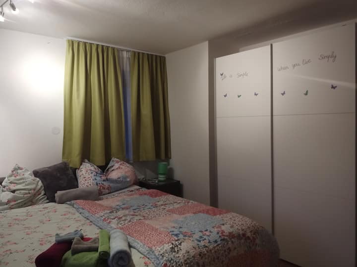 2. חדר שינה זוגי גם מיטת קפיצים מודרנית עם נוף להרים