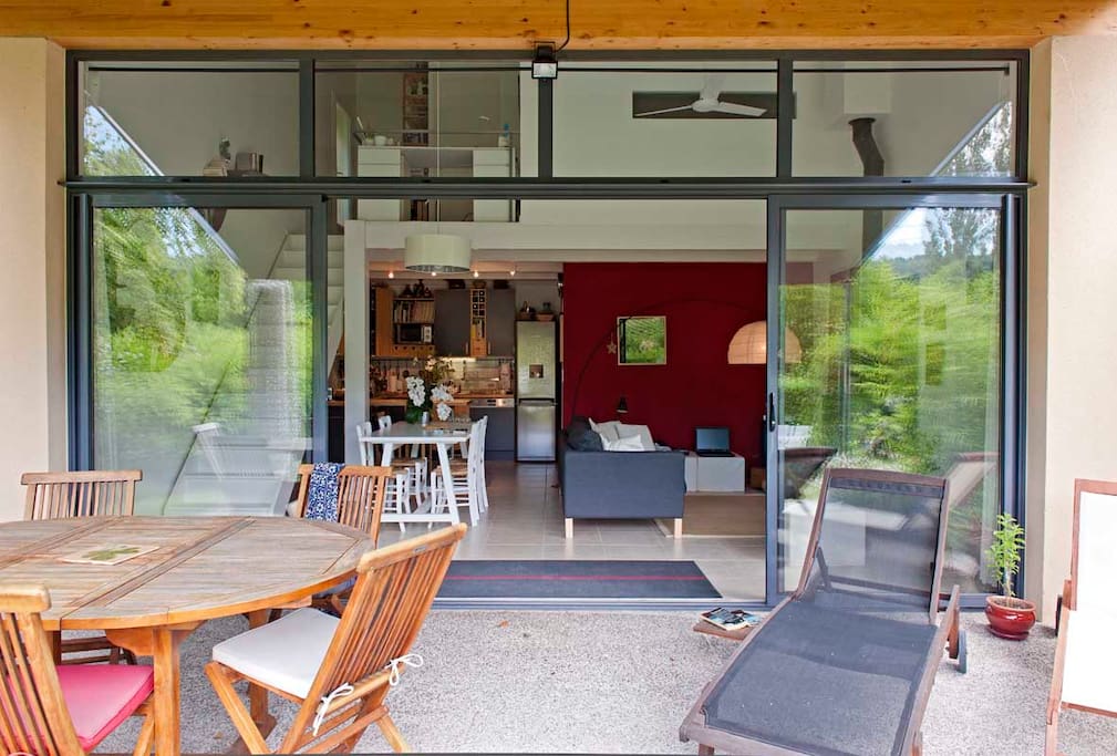 La terrasse et le salon.