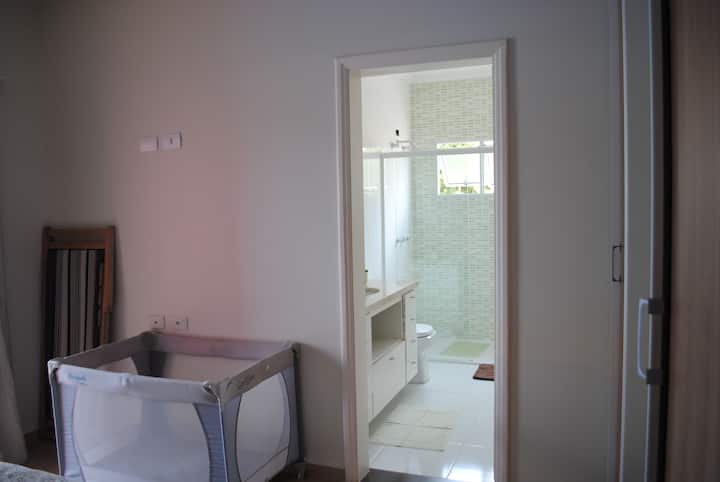 Спална соба и бања со тоалет во апартман и бања со вградени шкафови 