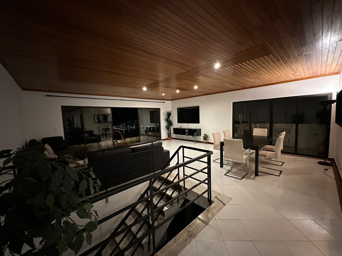 Top Airbnb: Penthouse Ocean View Sesimbra - W/ parking @center em Sesimbra (Santiago)