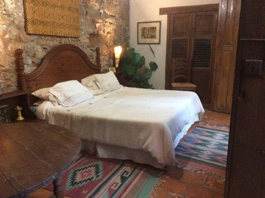Cama King size, mesa de trabajo y closet.