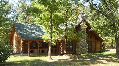 Shawnee: Log cabin by Branson- fireplace & hottub