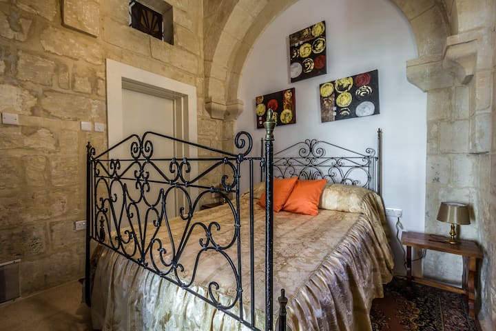 一楼套房卧室。 铸铁床，可直接通往花园。