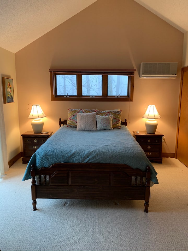 Spálňa na poschodí s balkónom.  Manželská posteľ