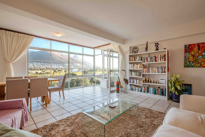 Beautiful Beachfront Apartment in Moullie Point