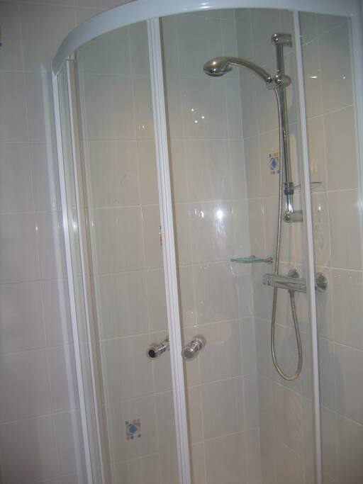 Douche quart de rond bien équipée