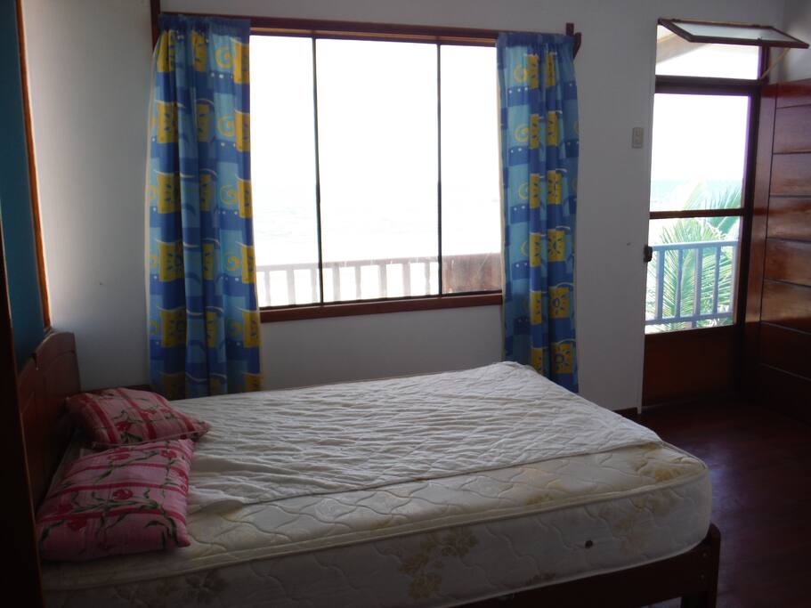 Queen bed /with private bathroom