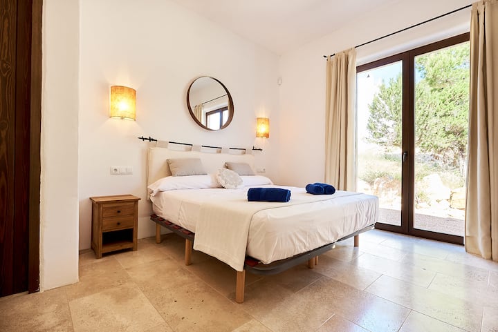Bedroom 5: twin room with two single beds that can be pushed together to make a double bed like in this picture as well as made into a triple room with our spare single beds