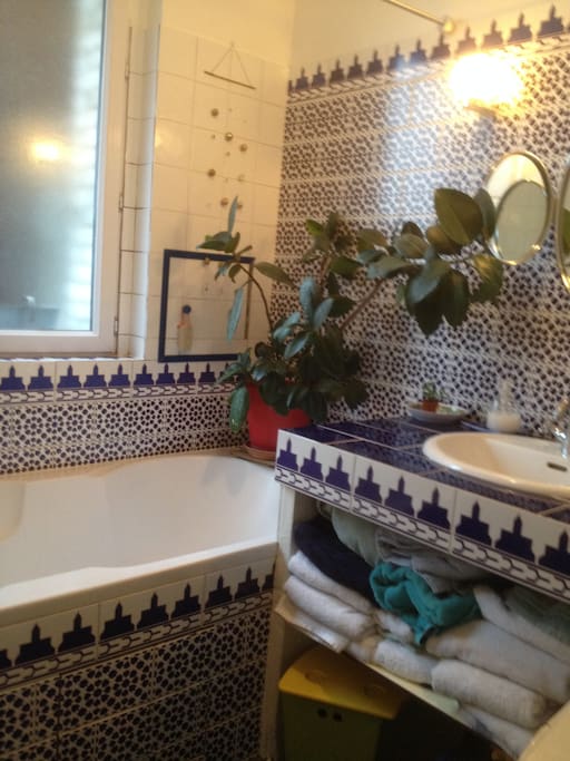 Salle de bain privative avec baignoire