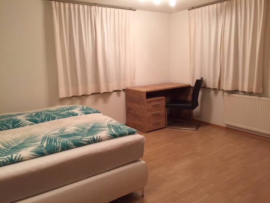 Bockspringbett mit Schreibtisch und TV