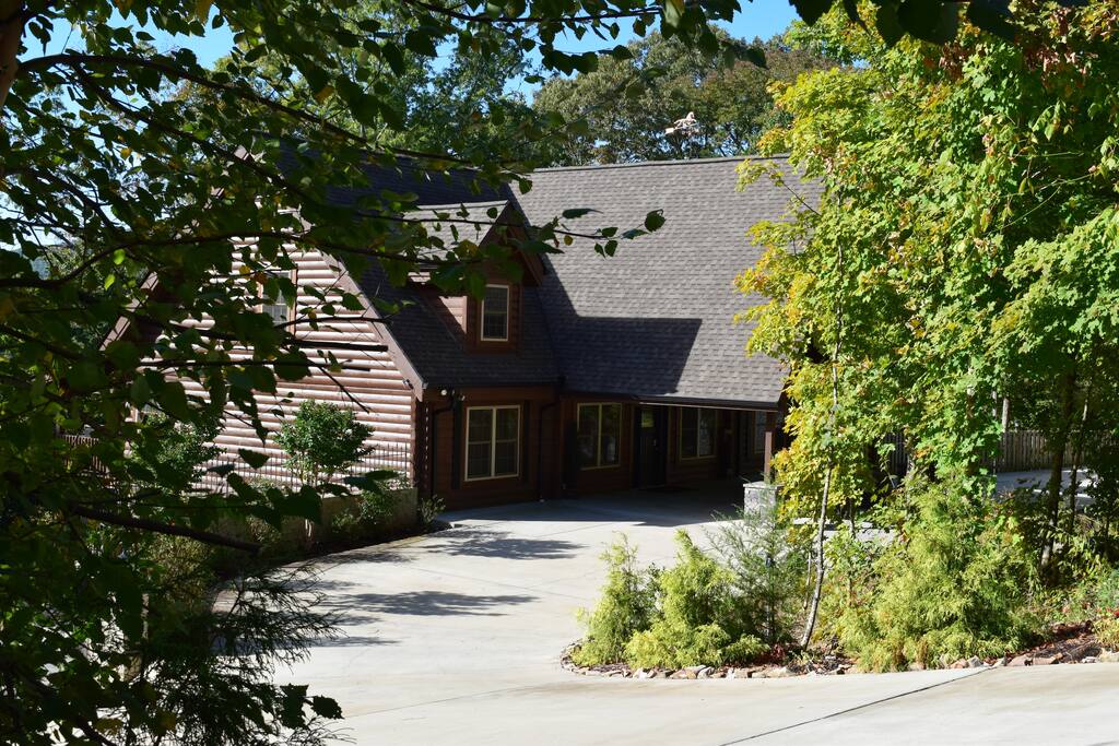 Spacious driveway