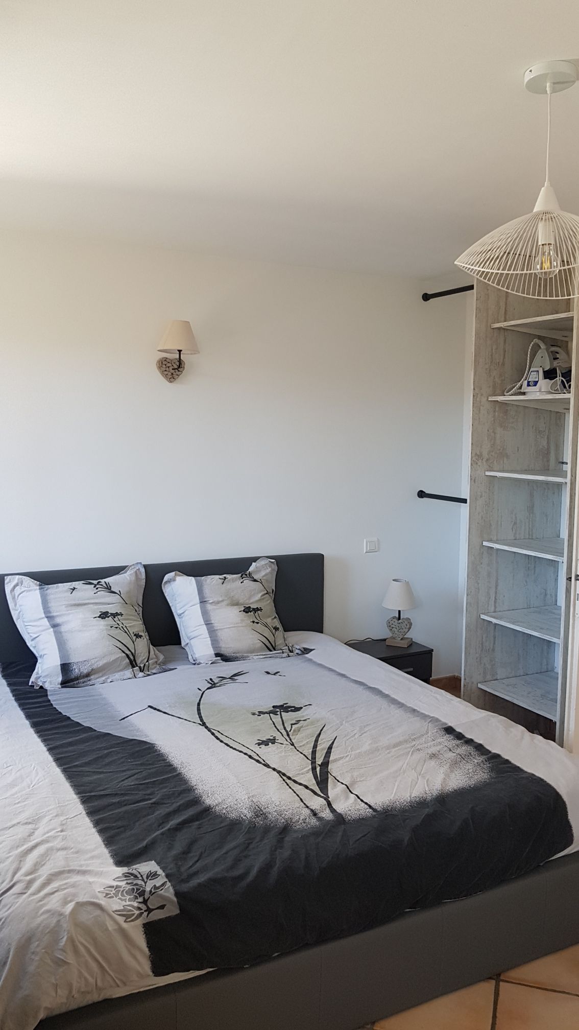 חדר שינה גדול עם חלל תלייה ואחסון.