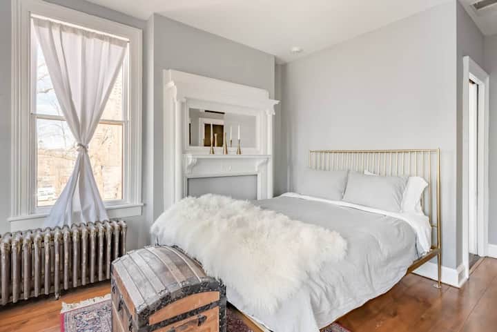 Druhá hlavná spálňa na poschodí má luxusnú posteľnú bielizeň a belgickú posteľnú bielizeň.