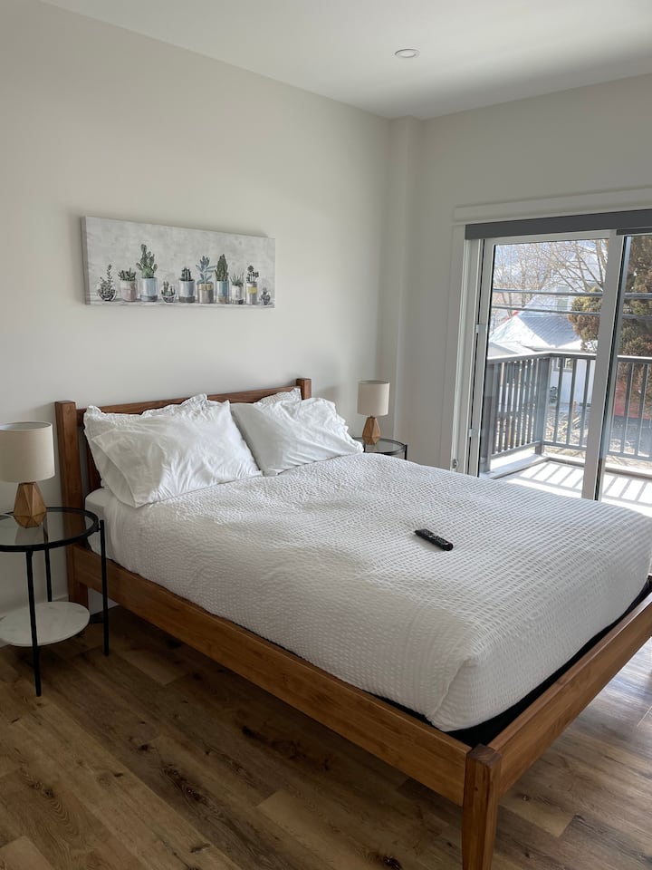 غرفة نوم بحجم كوين رقم2 مع حمام داخلي وفناء خاص 