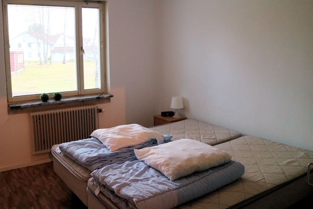 Soveværelse med dobbeltseng og weekendseng til den lille