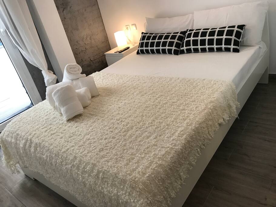 Cama de matrimonio de 140 x 200 con colchón visco extrem para que el descanso esté garantizado.