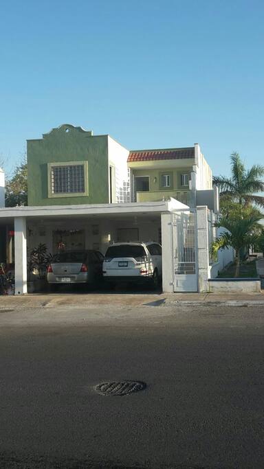 Viendo la casa desde el camellón. Contamos con cochera