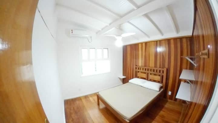 Quarto Casal com ar conditioned and teto Fan