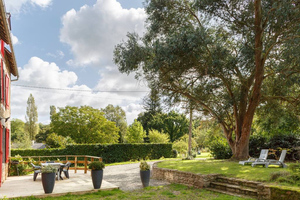 Le jardin situé devant la maison.
