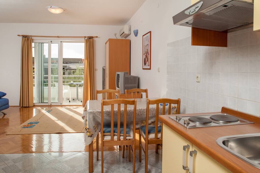 Kuhinja na prvom katu.Kitchen on the first floor.