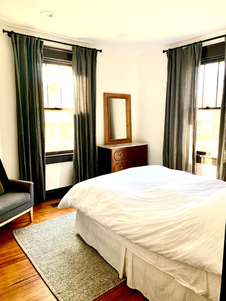 Dormitorio en el primer piso, cama tamaño queen