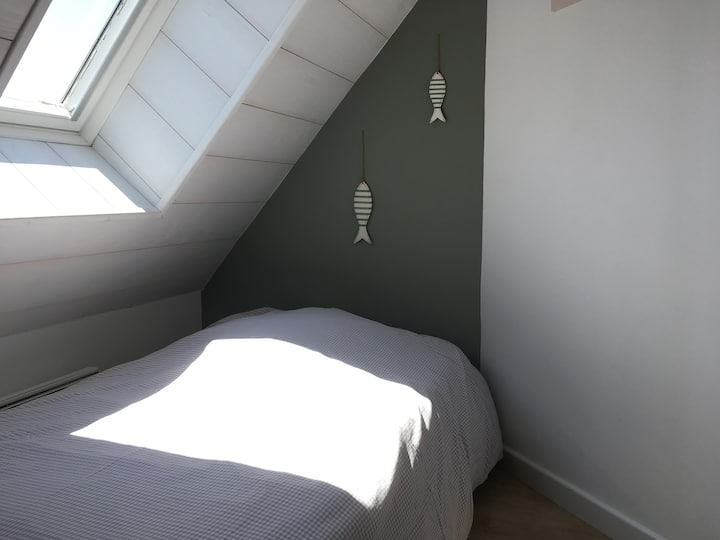 la chambre cabine avec lit simple à l'étage