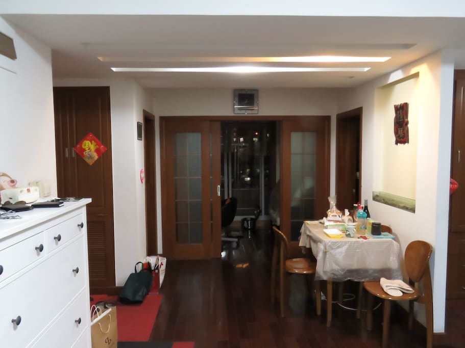 餐桌和书房之间是你即将入住的房间有锁的门