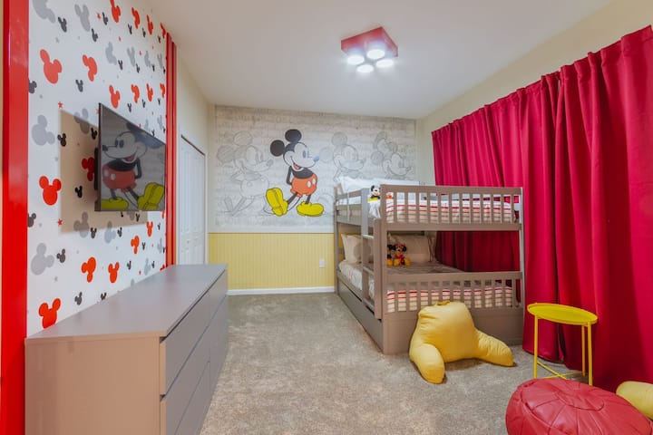 Chambre à thème Mickey Souris avec lit superposé (2 lits doubles et 1 lit simple), télévision connectée, commode et paillasson