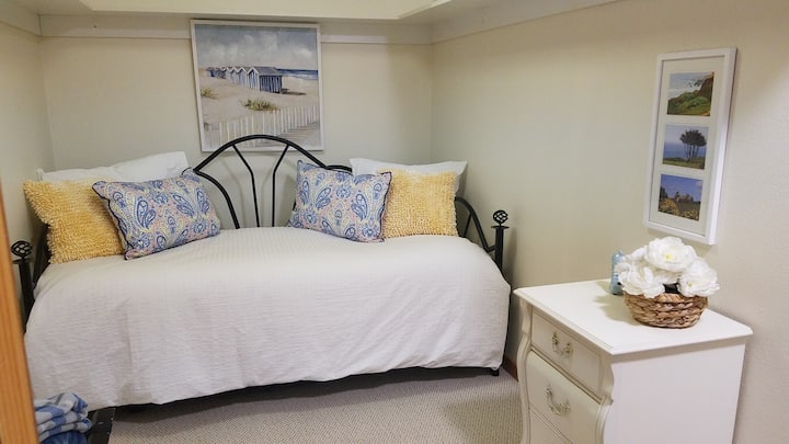 Kitanda cha Trundle ambacho hufanya kuwa mapacha 2 ikiwa inahitajika au ukubwa wa mfalme.  