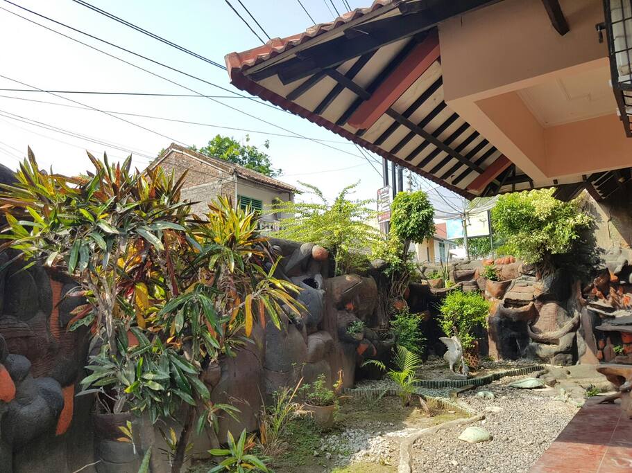 Taman disamping rumah yang asri / A tiny garden