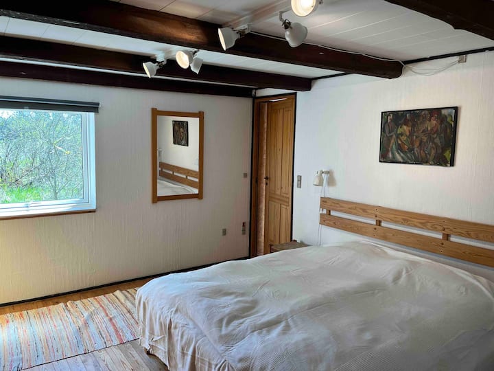 Dormitorio, una cama de matrimonio. En el armario hay una cama para bebés, tabla de planchar y plancha, así como mantas.