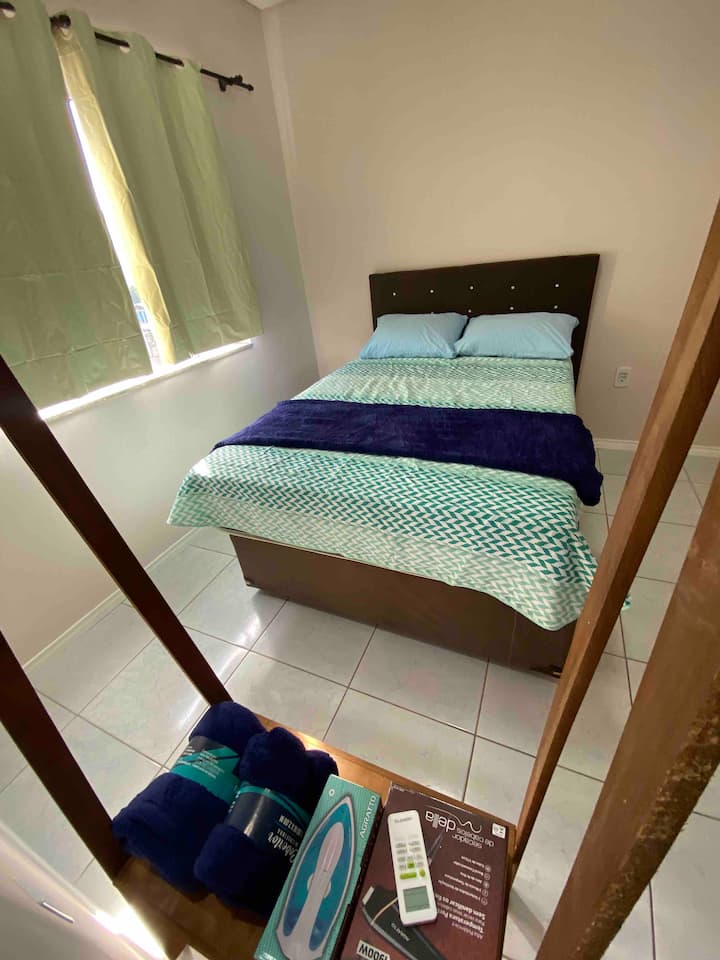 Ნომერი ორადგილიანი საწოლით, იდეალურია წყვილებისთვის ან ცალკეული მოგზაურებისთვის, რომლებიც კომფორტს ეძებენ. Ბუნებრივი განათება, უშუქო ფარდები და მშვიდი გარემო უზრუნველყოფს კარგ ძილს ბლუმენაუში. Რბილი თეთრეული და მყუდრო გარემო.