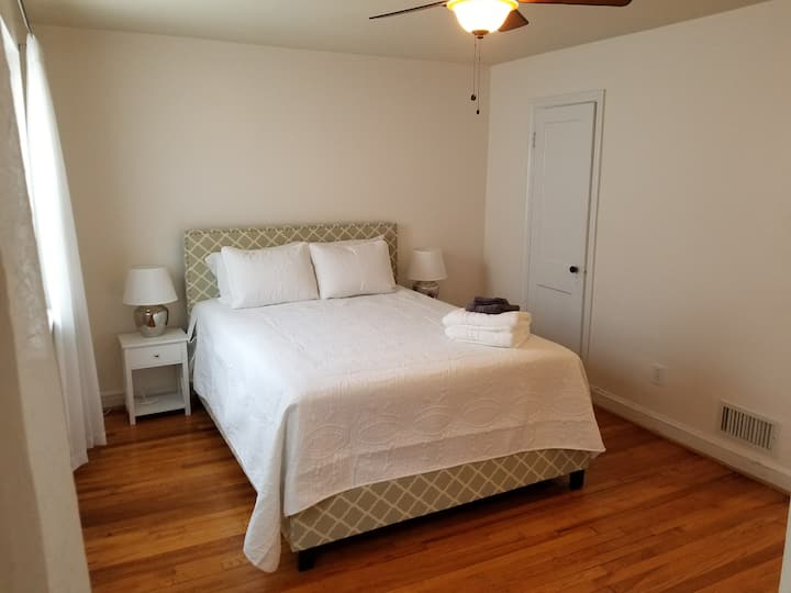 Master Bedroom 1 on upper level with the 2nd Bedroom and 1st Bathroom.  Spazioso con meravigliosa illuminazione naturale.