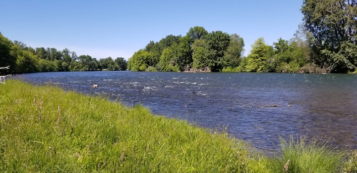 Historic Rushing Water Lodge on the rogue river