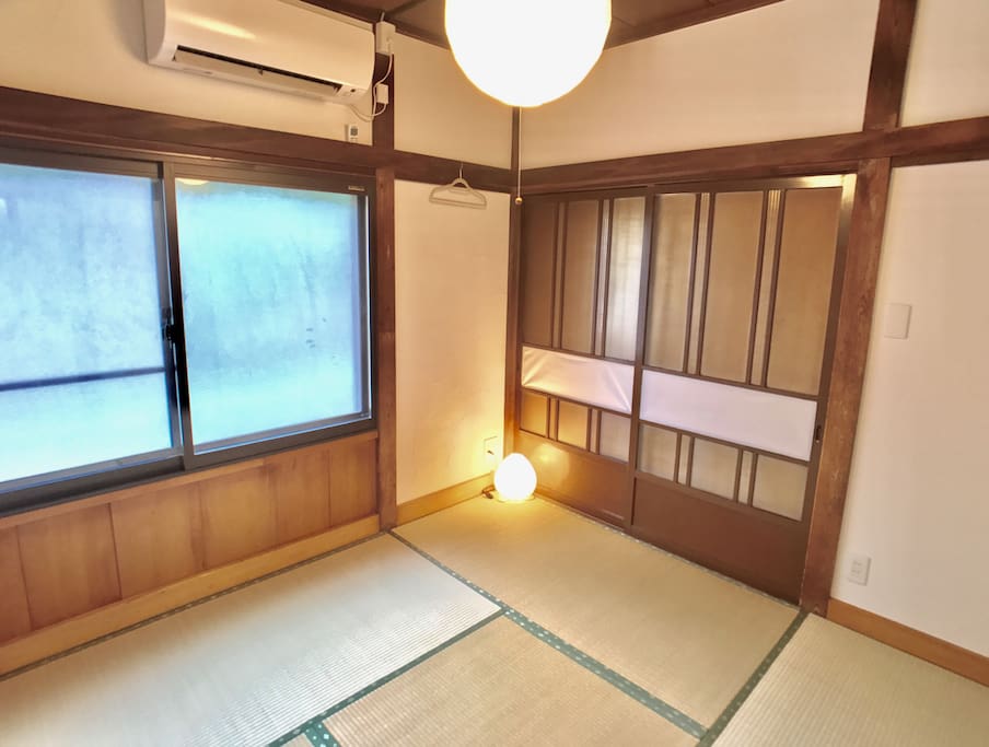 This room is estimated 50years or more old. So, wall and Tatami is changed new one, but it use traditional nature materials.
Tatami is made of real grass"Igusa". White wall repainted nature materials , "Japanese Plaster and Diatomaceous earth"