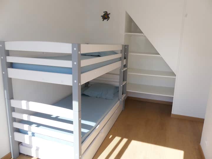 أسرّة بطابقين، غرفة نوم في الطابق الأرضي