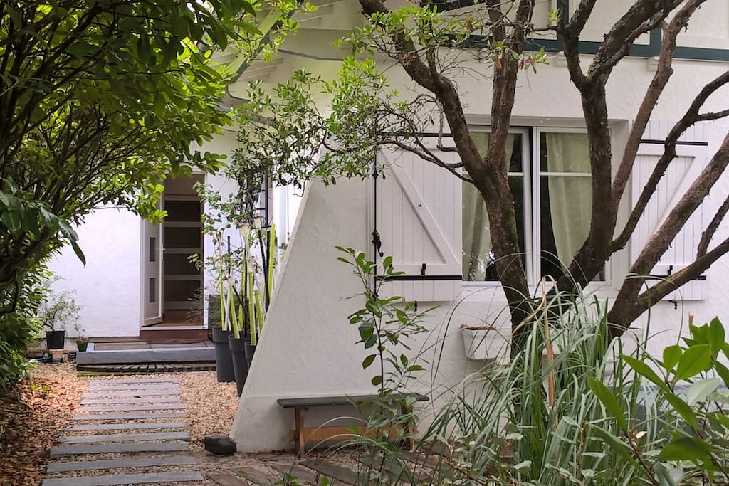 Façade de la maison, en se dirigeant vers l'entrée.