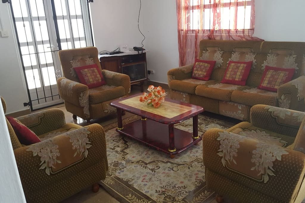 Confortable living room with sofa set