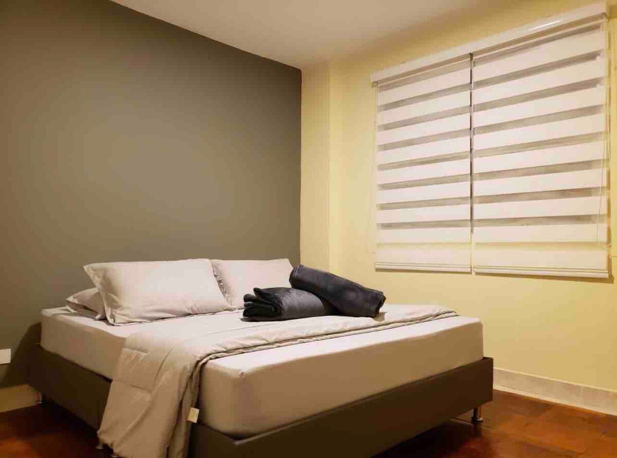 Kamer (2). Met een queensize bed 1,60m x 1,90m + kast voor 2 personen.