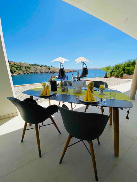 Fantastic apartment right on the sea