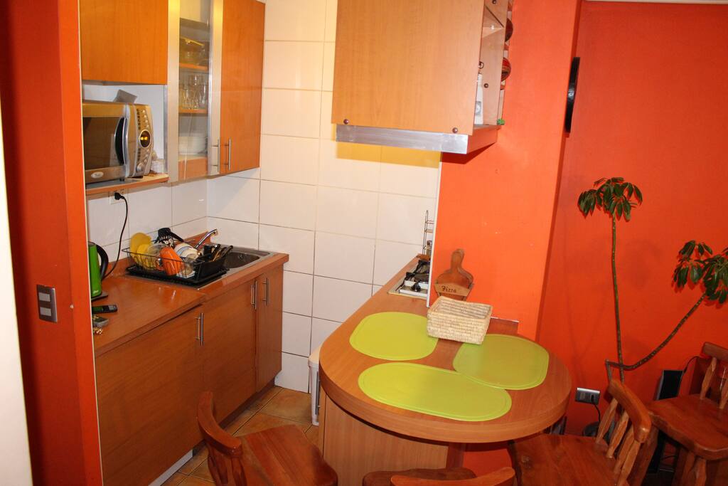 Cocina totalmente equipada para cuatro personas.