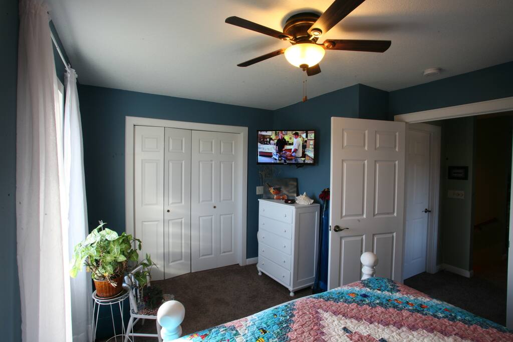 Huron Room * Queen Bed, Shared Bath