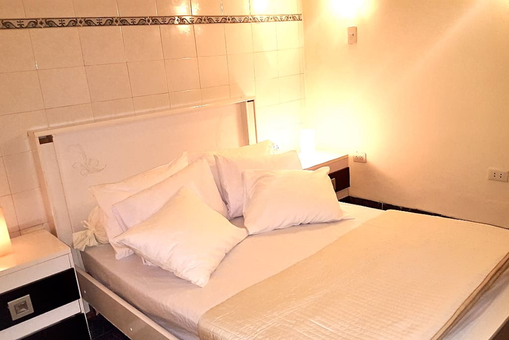 Room 1 with white sheets.
queen side
wide 135 cm
long 200 cm